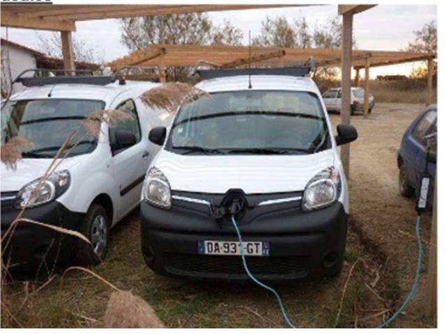 Les deux Kangoo ZE 100% électrique en phase de rechargement sur leurs emplacements 2013 © Marais du Vigueirat